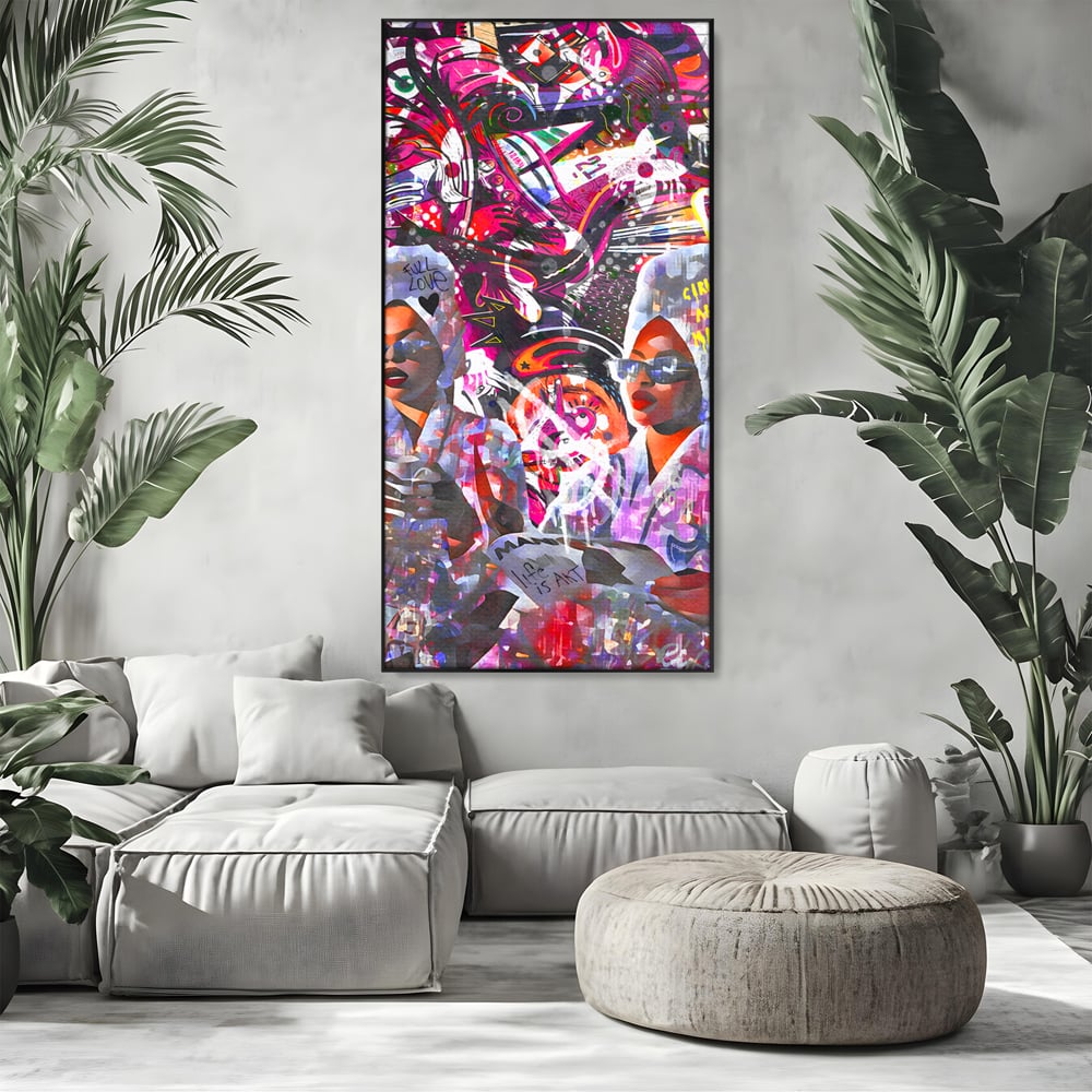 Tablou canvas cu tablou canvas cu femei si graffitti, in rama de aluminiu negru, pe perete intr-un living